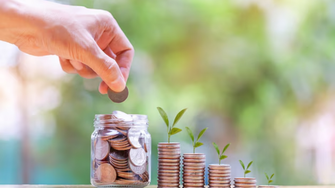 Money Management Tips : रोज 20 रुपयांची बचत करा आणि करोडपती व्हा; Retirement नंतर दरमहा मिळेल 6 लाखांपर्यंत पेन्शन