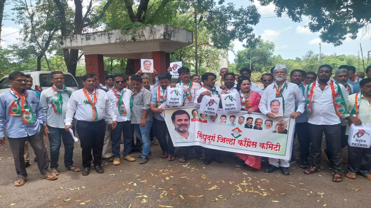 Petrol Diesel Price Hike : ११ दिवसांत इंधन 8 रुपयांनी महाग! सिंधुदुर्ग काँग्रेसचे निवेदन, दरवाढ मागे घेण्याची मागणी