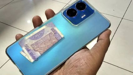 Smart Phone : फोनच्या कव्हरमध्ये पैसे ठेवल्यास होऊ शकतो धोका, वेळीच सावध व्हा नाहीतर….