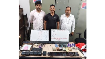 Solapur News : बार्शीतील जुगार अड्ड्यावर पोलिसांची धाड; रोख रकमेसह 2 लाख 56 हजारांचा मुद्देमाल जप्त