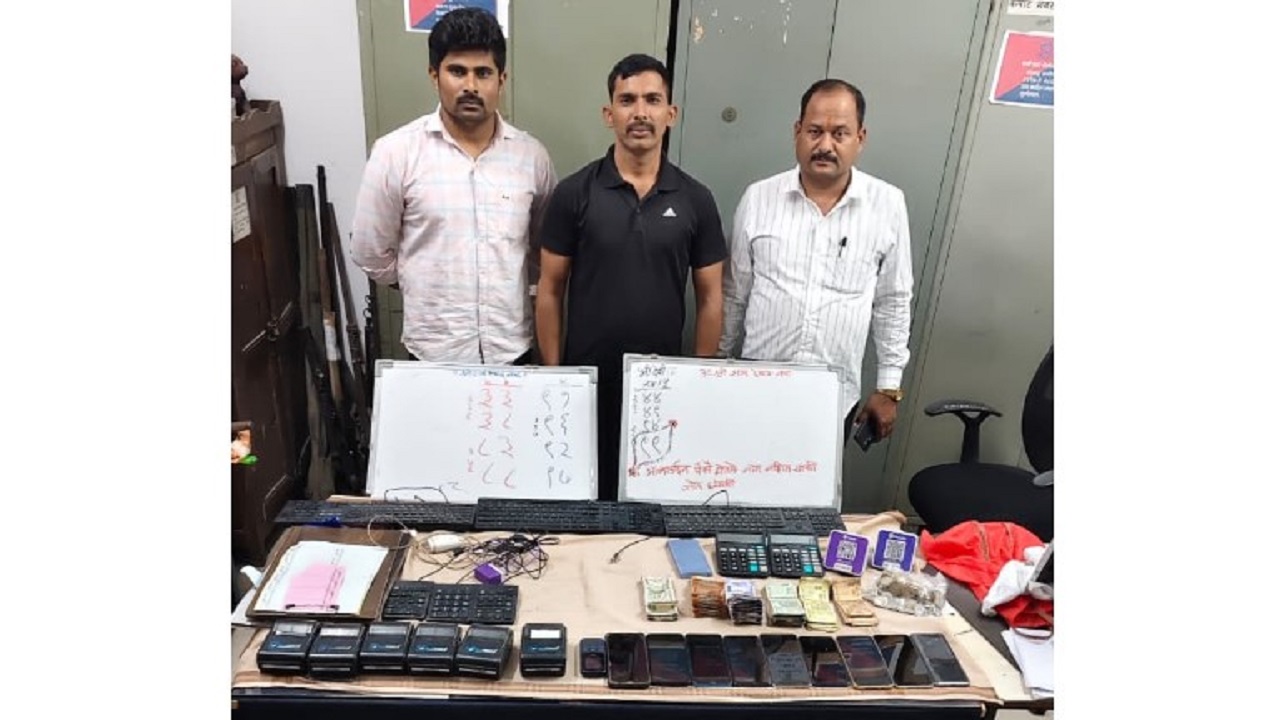 Solapur News : बार्शीतील जुगार अड्ड्यावर पोलिसांची धाड; रोख रकमेसह 2 लाख 56 हजारांचा मुद्देमाल जप्त