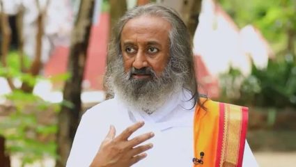 Sri Sri Ravi Shankar :आधुनिक काळातील ऋषींच्या आध्यात्मिक प्रवासाचे रहस्य काय? पहा एका क्लिकवर