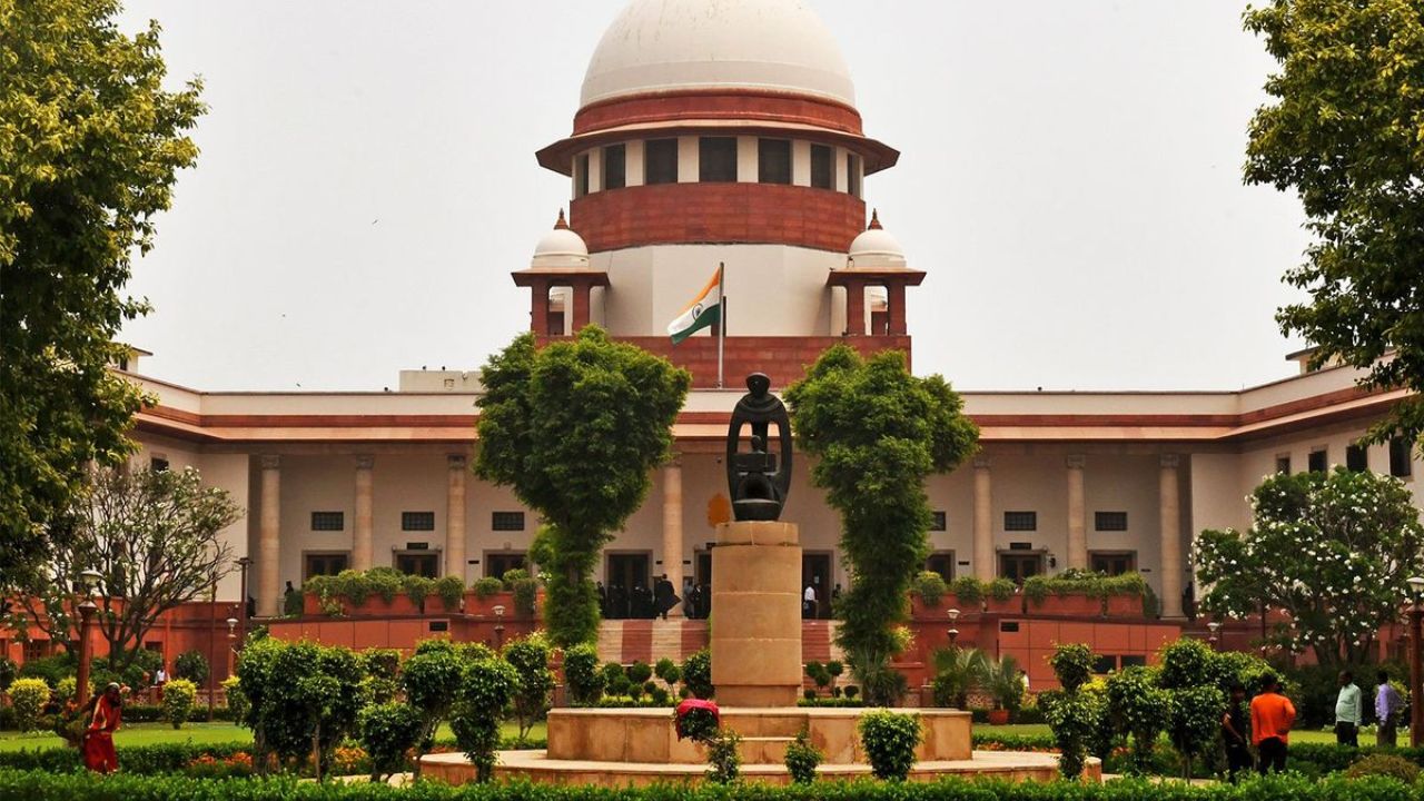 बँकांची मनमानी थांबणार! चेक विलंबावर सुप्रीम कोर्टाचा दणका, खाते फ्रीजवर हायकोर्टाची फटकार