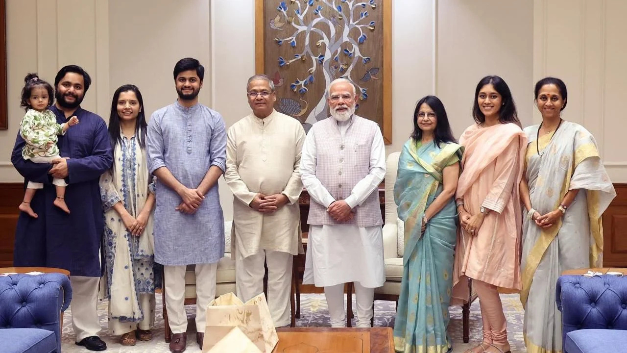 पहिले PM मोदींना मुलीच्या लग्नाची दिली पत्रिका, मग Supriya Sule नी साधला पेट्रोल-डिझेलवरून निशाणा