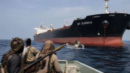 Oil Tanker Hijack : येमेनच्या समुद्रात खळबळ! सोमालियाई डाकूंचा तेलवाहू जहाजावर ताबा, हाय-अलर्ट जारी