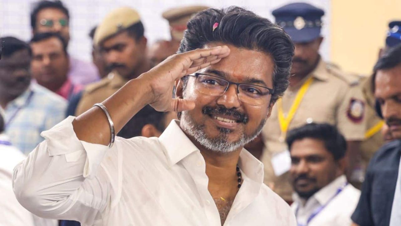 Thalapathy Vijay : तामिळनाडूत विजय पर्व सुरु! ‘थलपती विजय’ यांनी घेतली मुख्यमंत्रीपदाची शपथ; श्रीलंकेकडून शुभेच्छा