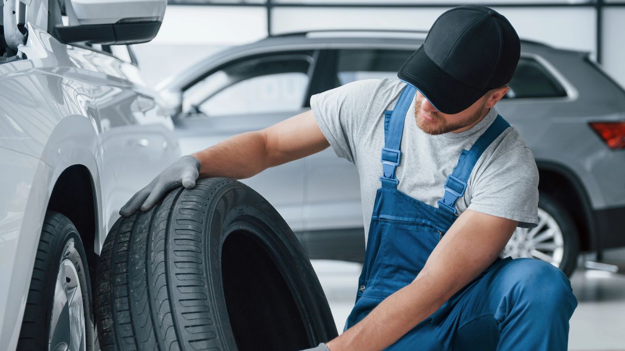 Tyre Safety Alert : कारचे टायर कधी बदलावेत ? काय सांगतात Tyre Rules ?
