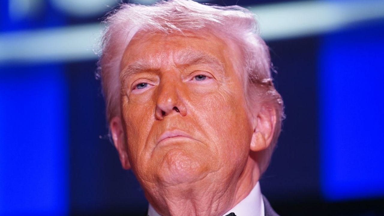US Tariffs : ट्रम्प यांचा युरोपवर ‘टॅरिफ वॉर’! ‘या’ वस्तूंवर २५% टॅरिफ लादल्याने EU संतप्त, व्यापार युद्ध भडकणार?