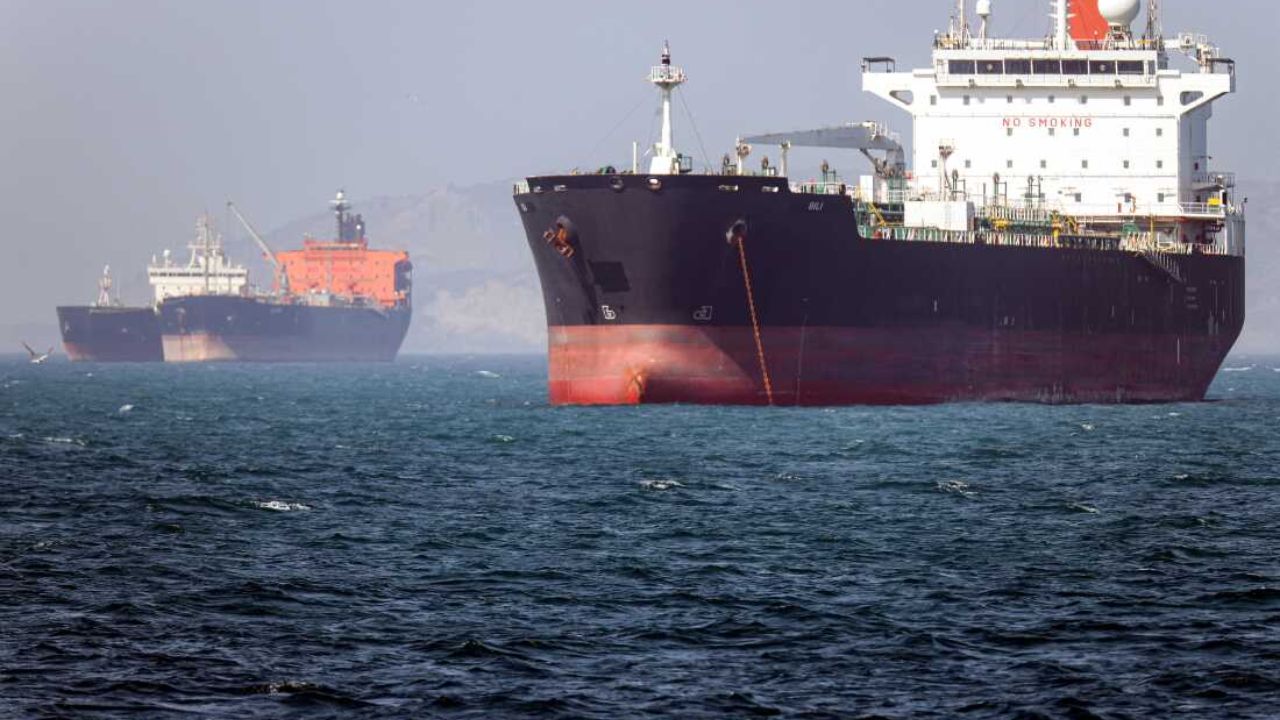 US Iran Conflict: अमेरिकेच्या हल्ल्यात इराणचं जहाज उद्ध्वस्त; इराणनेही डागली क्षेपणास्त्रे, थरारक VIDEO VIRAL