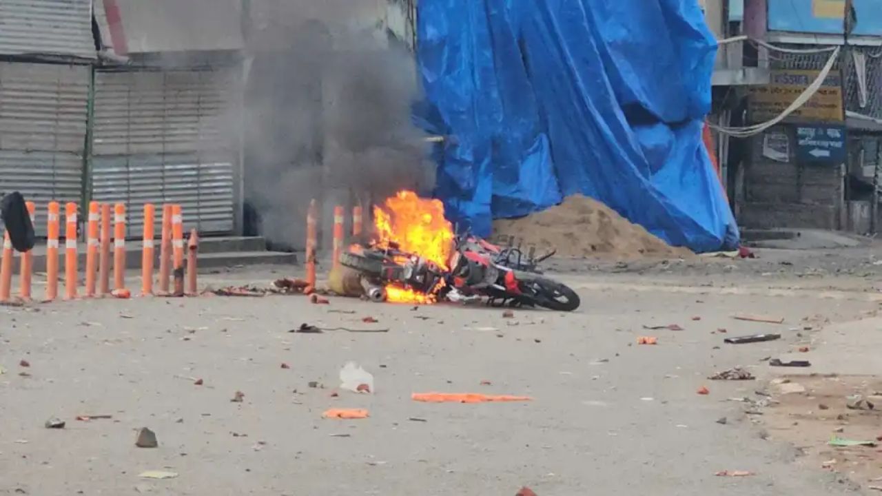 West Bengal Violence:  हावड्यात भीषण बॉम्बस्फोट आणि विटाफेक; भाजप-तृणमूल कार्यकर्ते भिडले