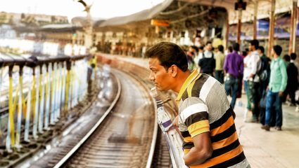 Mumbai News: रेल्वे स्थानकांवर थुंकणाऱ्यांचा सुळसुळाट! पश्चिम रेल्वेची एप्रिलमध्ये २,६५७ प्रवाशांवर कारवाई