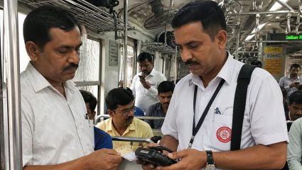 एप्रिलमध्ये २.२७ लाख विनातिकीट प्रवाशांवर बडगा! तिकीट तपासणीतून १६.१३ कोटींचे उत्पन्न; मध्य रेल्वेकडून स्वतःचा विक्रम मोडीत