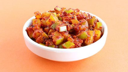 Raw Mango Pickle: १० मिनिटांमध्ये कच्च्या कैरीपासून बनवा चटपटीत आंबट तिखट लोणचं, डाळभाताची वाढेल रंगतदार चव