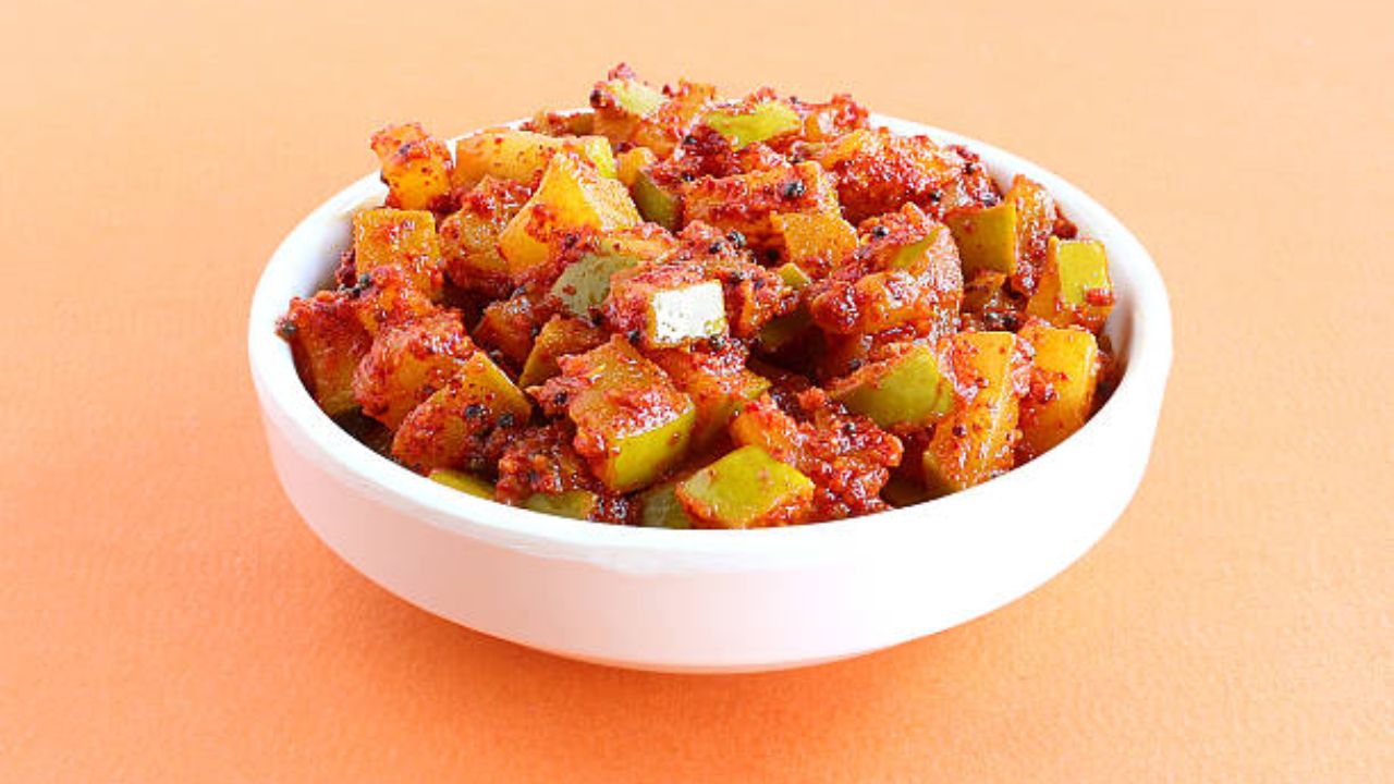 Raw Mango Pickle: १० मिनिटांमध्ये कच्च्या कैरीपासून बनवा चटपटीत आंबट तिखट लोणचं, डाळभाताची वाढेल रंगतदार चव