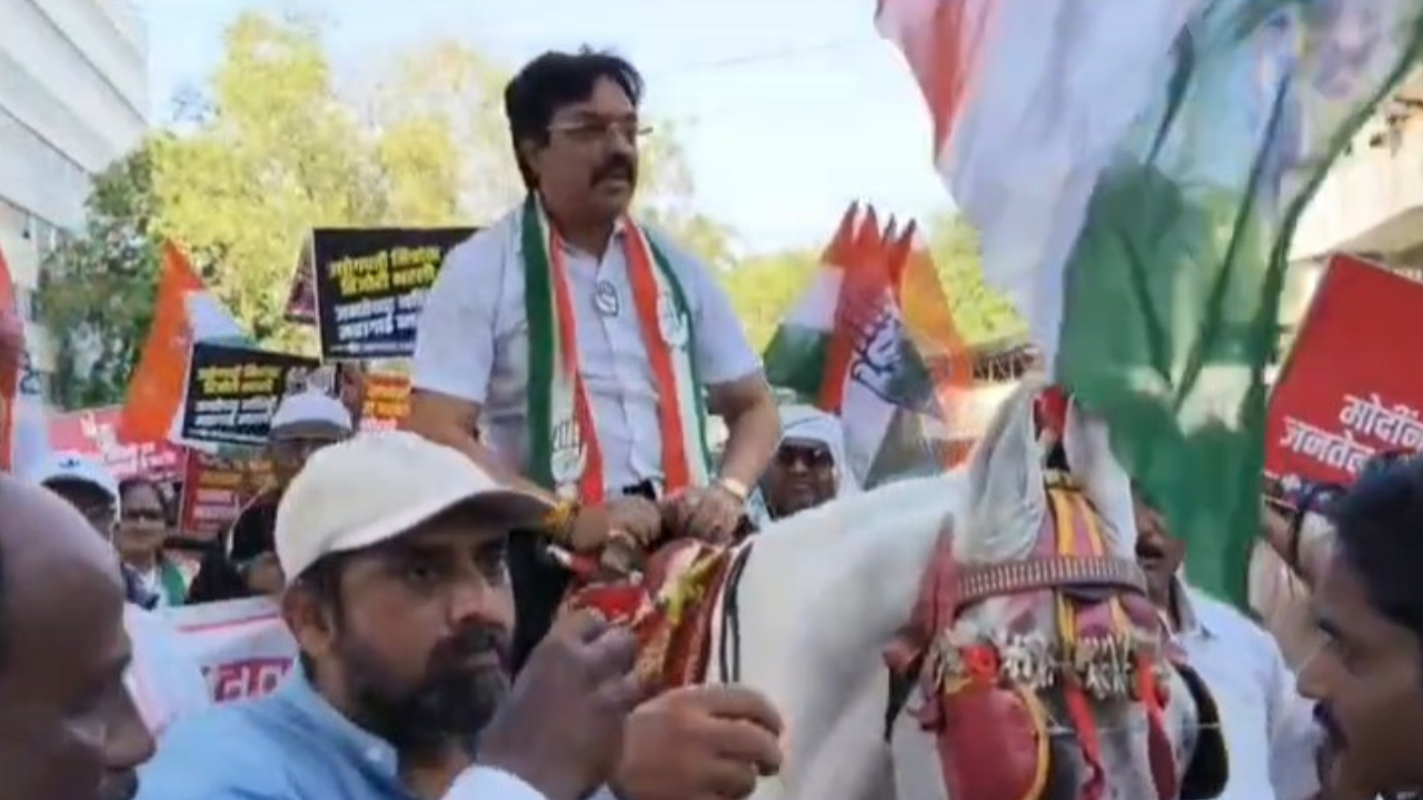 इंधन दरवाढीच्या विरोधात काँग्रेसचे अनोखे आंदोलन,घोड्यावर बसून मेलोडी चॉकलेट वाटप