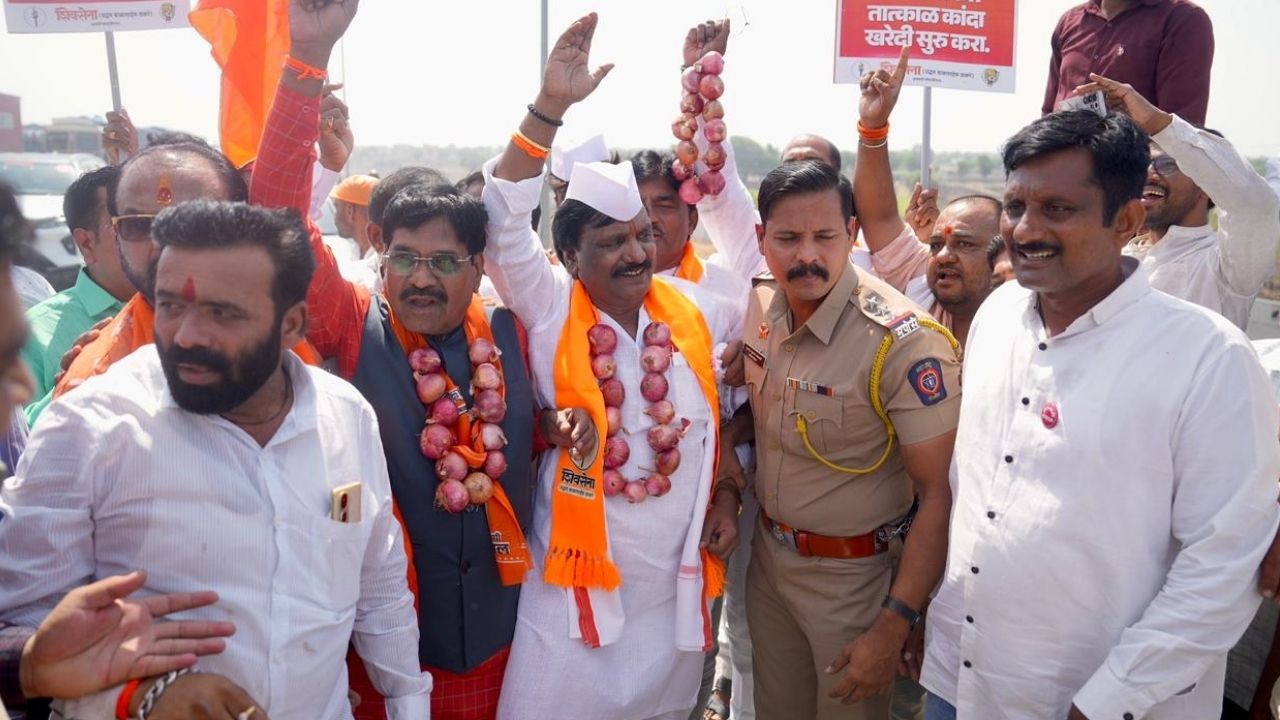 ठाकरे गटाकडून समृद्धी महामार्गावर कांदा प्रश्नासाठी आंदोलन, ‘नाफेड’मार्फत कांदा खरेदीची मागणी, पोलिसांकडून अंबादास दानवे ताब्यात