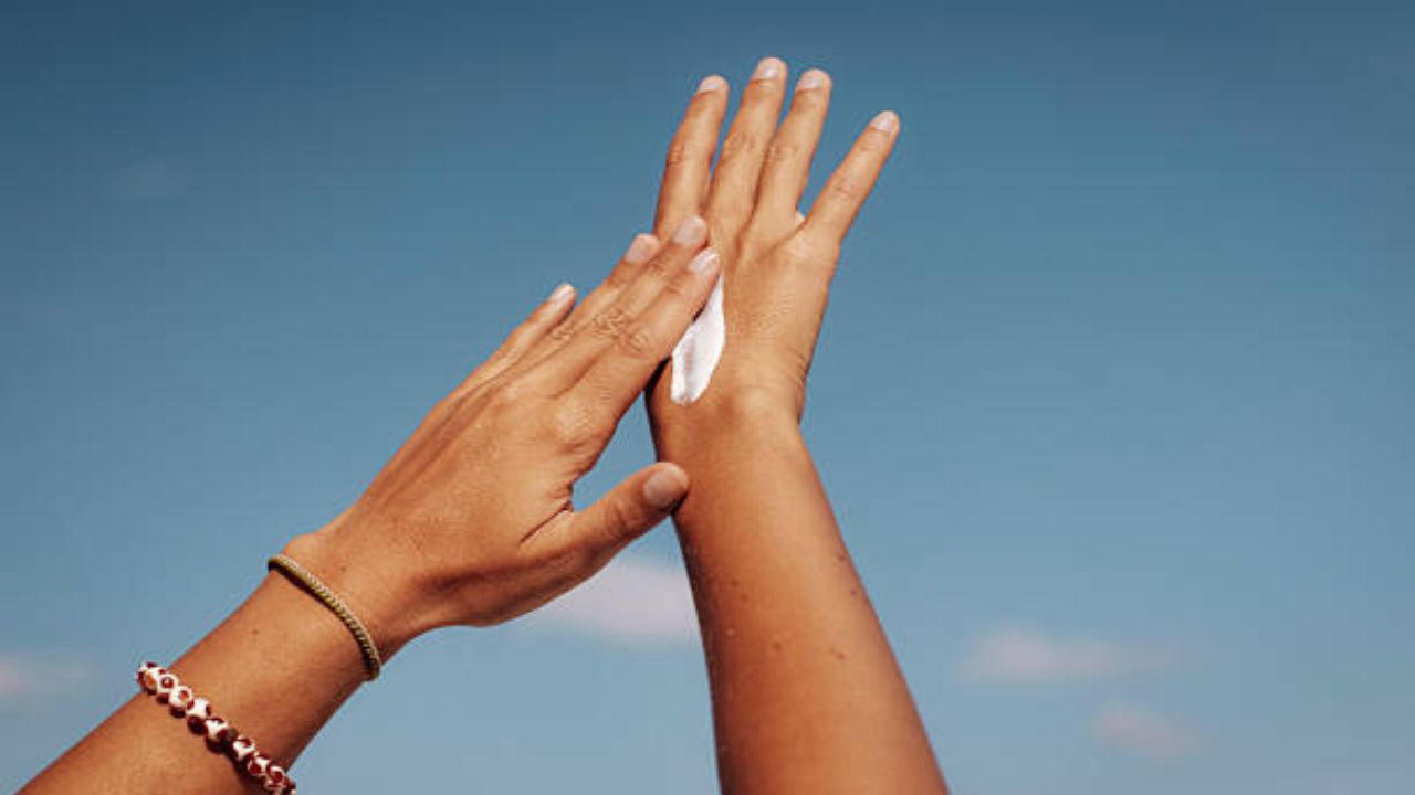 Skin Care Tips: उन्हाळ्यात टॅनिंगमुळे हात काळेकुट झाले आहेत? मग ‘हे’ घरगुती उपाय करून हात करा गोरेपान आणि सुंदर