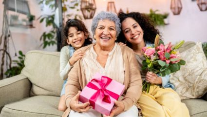 Mother’s Day 2026: भावना आणि दैनंदिन उपयोगाचा सुंदर मिलाफ! मदर्स डे साठी आईला आवडतील अशा खास भेटवस्तू