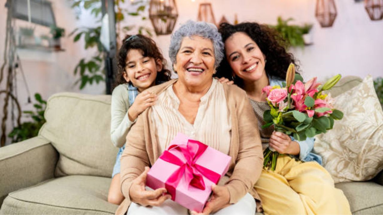 Mother’s Day 2026: भावना आणि दैनंदिन उपयोगाचा सुंदर मिलाफ! मदर्स डे साठी आईला आवडतील अशा खास भेटवस्तू