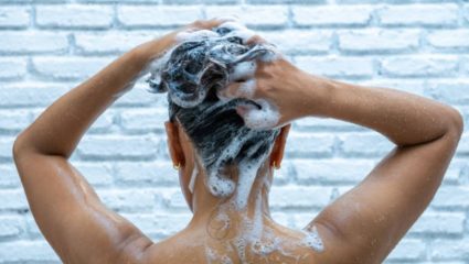 Hair Care Tips: आठवड्यातून किती वेळा केस धुवणे योग्य? रोज केस धुतल्यामुळे उद्भवतात केसांसंबधित ‘या’ गंभीर समस्या