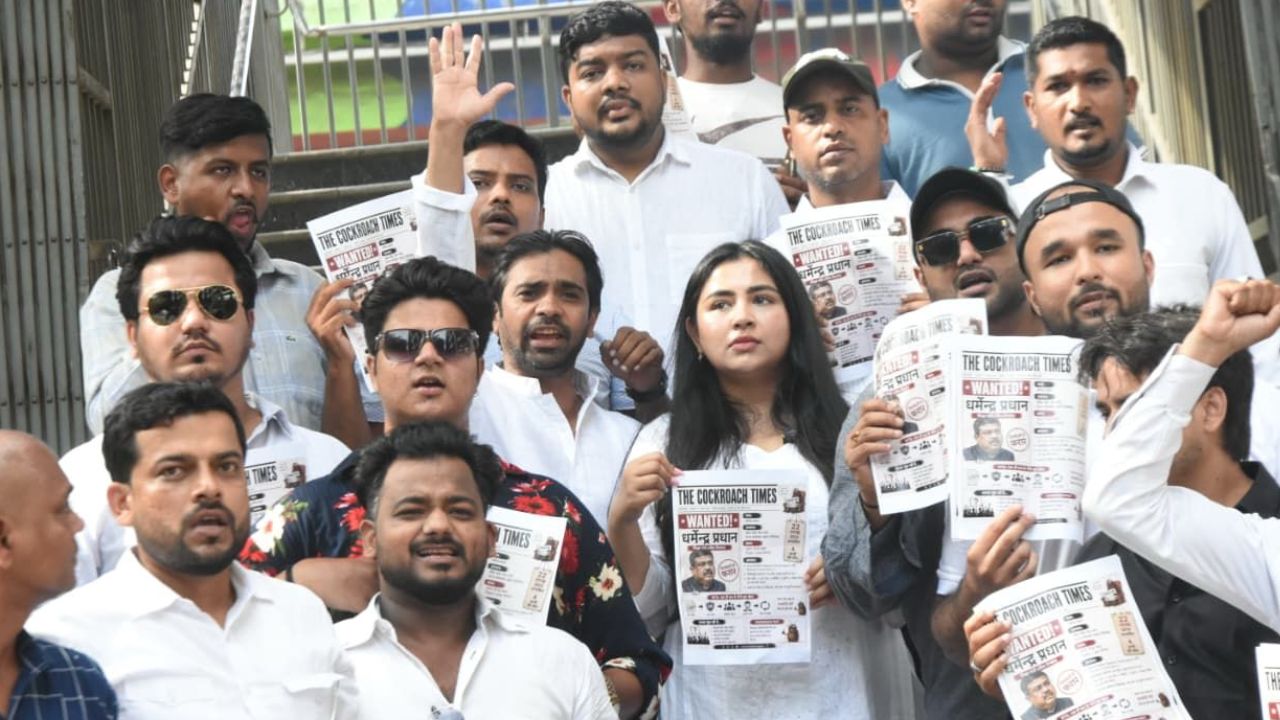 NEET पेपरफुटी प्रकरणी मुंबई युवक काँग्रेसची मुंबई मेट्रोमध्ये जनजागृती मोहीम, भाजपच्या संरक्षणाखालीच पेपरफुटीचे आरोप NEET पेपरफुटी प्रकरणी मुंबई युवक काँग्रेसची मुंबई मेट्रोमध्ये जनजागृती मोहीम, भाजपच्या संरक्षणाखालीच पेपरफुटीचे आरोप