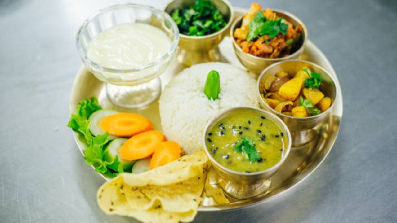 कडाक्याच्या गर्मीमध्ये तिखट किंवा तेलकट पदार्थ अजिबात खाऊ नये. आहारात डाळ, भात, भाजी, चपाती इत्यादी सात्विक अन्नपदार्थांचे सेवन करावे. यामुळे पचनक्रिया निरोगी राहते.