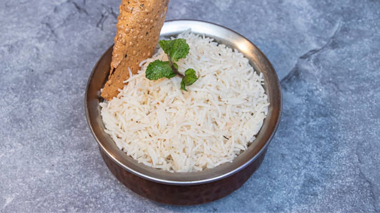 नियमित भात खाल्ल्यास गॅस आणि अपचनाच्या समस्या वाढू लागतात. पांढऱ्या भातावर प्रक्रिया करताना त्यातील नैसर्गिक फायबर काढून टाकले जातात, ज्याच्या परिणामामुळे भात खाल्ल्यानंतर अपचन होते.
