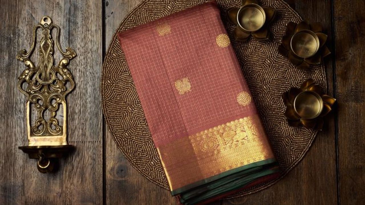 अस्सल रेशमी साड्या प्लास्टिकप्रमाणे गुळगुळीत नसून त्यांना स्पर्श केल्यानंतर त्या निसरड्या वाटतात. रेशमी साड्या पिढ्यानपिढ्या चालत आलेल्या समृद्ध परंपरेचा वारसा आहेत. 