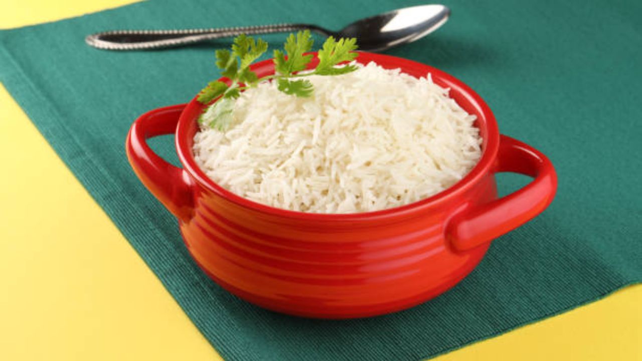 पांढऱ्या भातामध्ये सेरोटोनिन आणि ट्रिप्टोफॅन नावाचे घटक आढळून येतात. ज्यामुळे भात खाल्ल्यानंतर खूप जास्त झोप आणि सुस्ती आल्यासारखे वाटते.