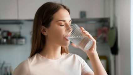 Drinking Water: सकाळी उठल्यानंतर कोमट पाणी पिणे का आहे फायदेशीर? जाणून घ्या पाणी पिण्याची योग्य पद्धत आणि प्रमाण