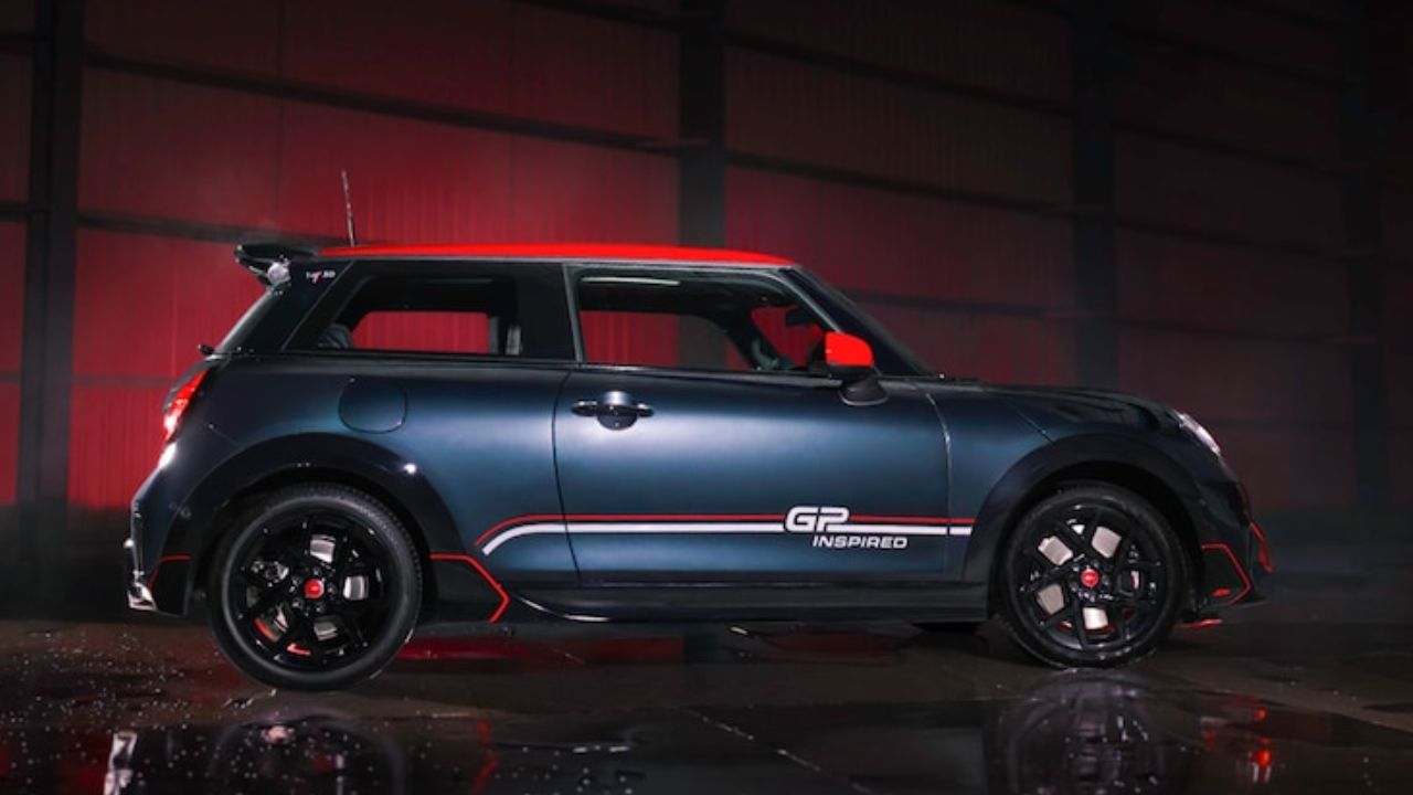 भारतात लॉन्च झाली नवीन MINI Cooper S GP Inspired Edition, किंमत एकूण व्हाल थक्क !