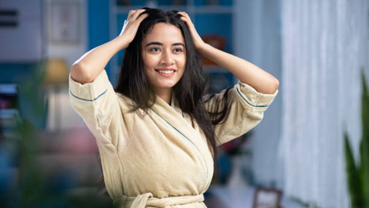 केस गळून टक्कल पडण्याची भीती वाटते? केसांच्या वाढीसाठी ‘या’ पद्धतीने करा केळीच्या सालीचा वापर, केस होतील घनदाट