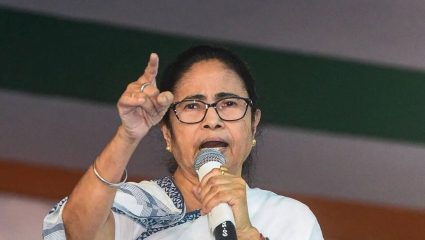 Mamata Banerjee: “आम्ही हारलो नाही, लोकशाहीची हत्या झाली!” ममता बॅनर्जींचा राजीनामा देण्यास नकार; निवडणूक आयोगावर गंभीर आरोप