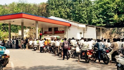 Fuel Shortage: संभाजीनगरमध्ये इंधन संकट! पेट्रोल-डिझेलसाठी रांगा, तर गॅस सिलिंडरसाठी १२ दिवसांचे वेटिंग; प्रशासनाचा दावा फोल?