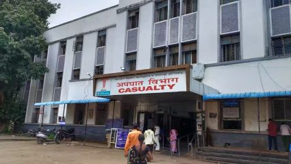 जिल्हा रुग्णालयाला ‘फ्लेक्सबाजी’चा वेढा! रुग्णसेवेपेक्षा चमकोगिरीच जास्त; विद्रुपीकरणामुळे रुग्ण आणि नातेवाईक त्रस्त