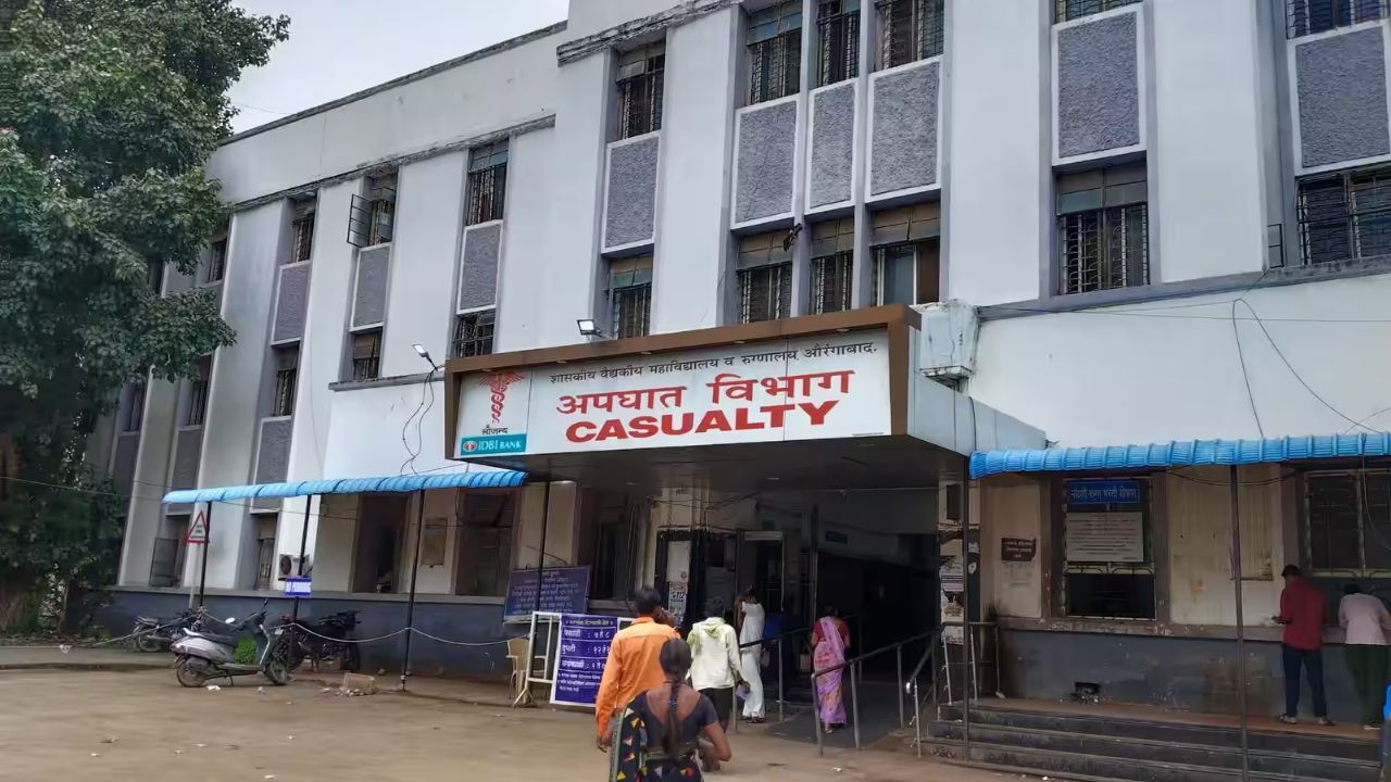 जिल्हा रुग्णालयाला ‘फ्लेक्सबाजी’चा वेढा! रुग्णसेवेपेक्षा चमकोगिरीच जास्त; विद्रुपीकरणामुळे रुग्ण आणि नातेवाईक त्रस्त