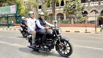 CM Devendra Fadnavis यांची बुलेटवरून विधानभवन परिसरात दमदार एंट्री, सुरक्षारक्षकांचासुद्धा सोबत बाईकने प्रवास