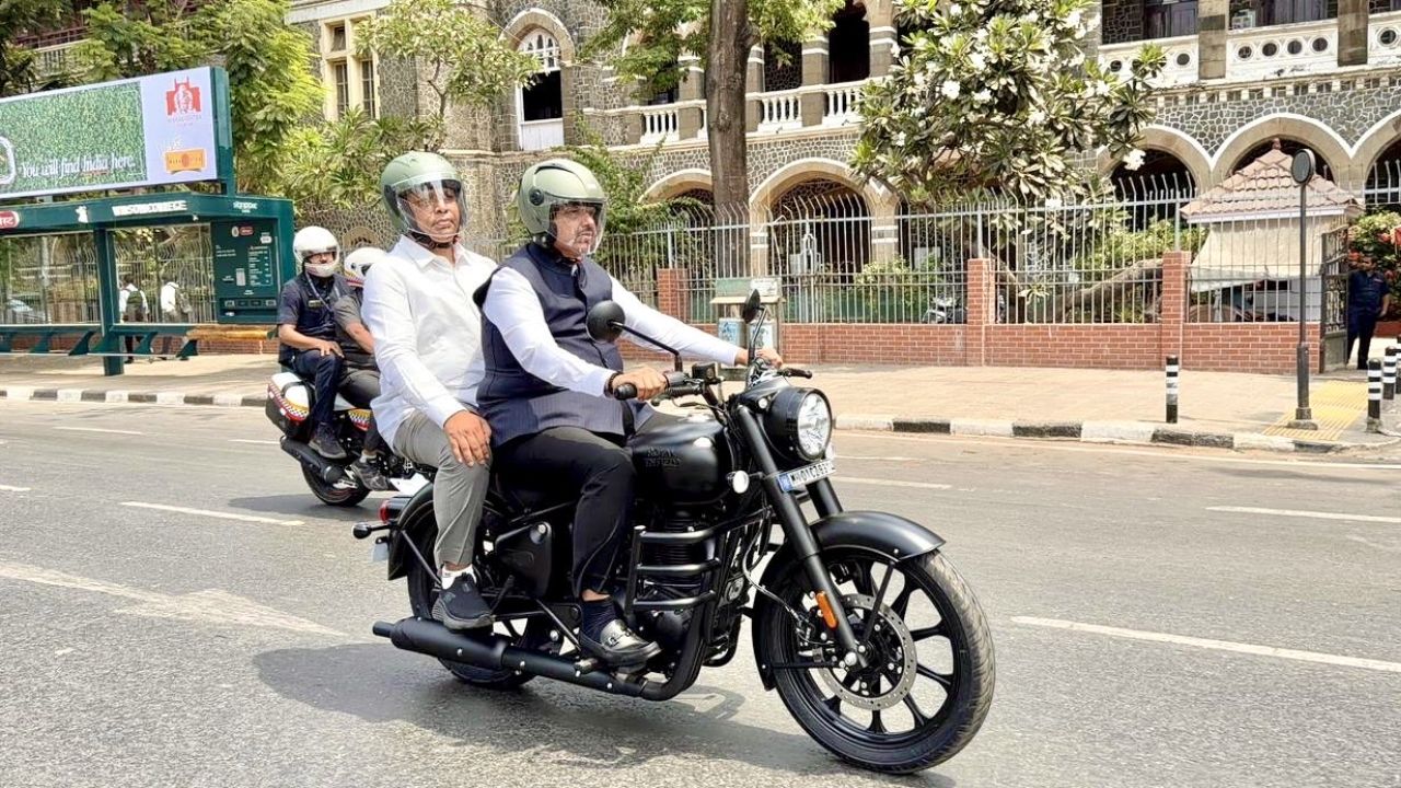 मुख्यमंत्र्यांची बुलेटवरून विधानभवन परिसरात एंट्री