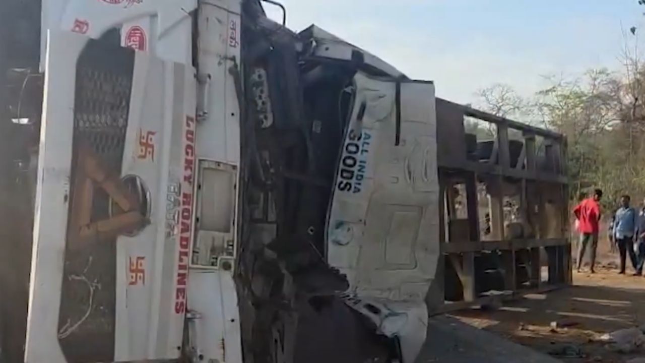 Palghar Accident News: पालघरमध्ये भीषण अपघात! वराडाच्या टेम्पोवर कंटेनर पलटला, १२ जणांचा मृत्यू