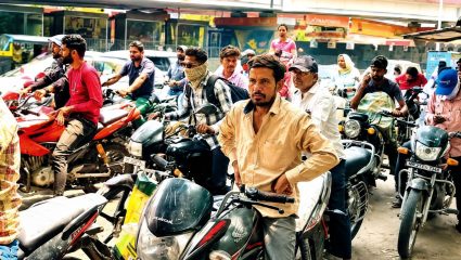 Chhatrapati Sambhajinagar: टंचाईचा चटका, पंपावर लागल्या रांगा! भरउन्हात उभे राहूनही पेट्रोल मिळत नसल्याने वाहनधारकांत संताप