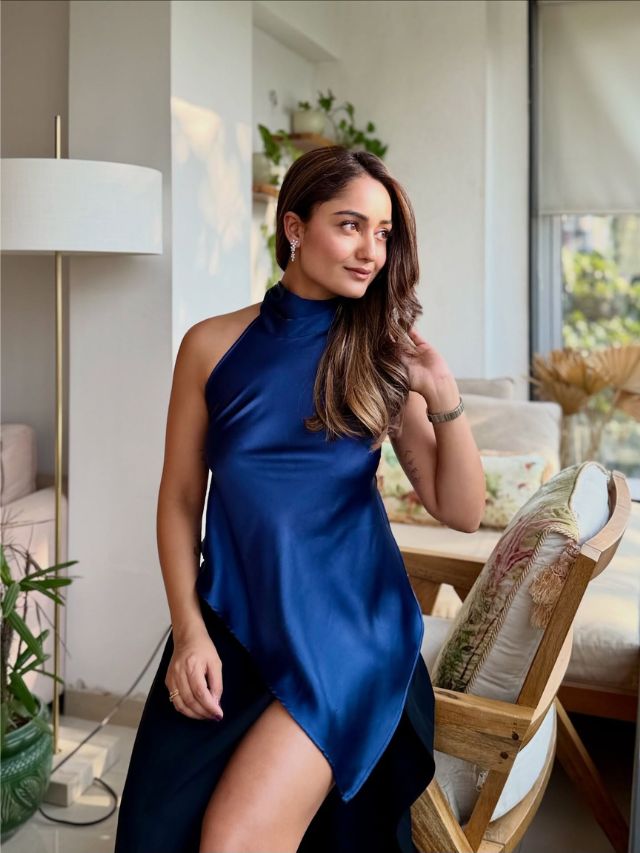'आश्रम' फेम बबीता भाभी म्हणजेच Tridha Choudhury आहे कमालीची ग्लॅमरस