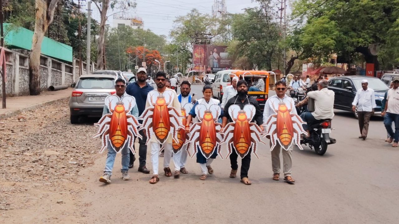 Satara News: तरुणांच्या प्रश्नांकडे दुर्लक्ष केल्याचा आरोप; साताऱ्यात युथ पॅंथरचे अनोखे निदर्शने