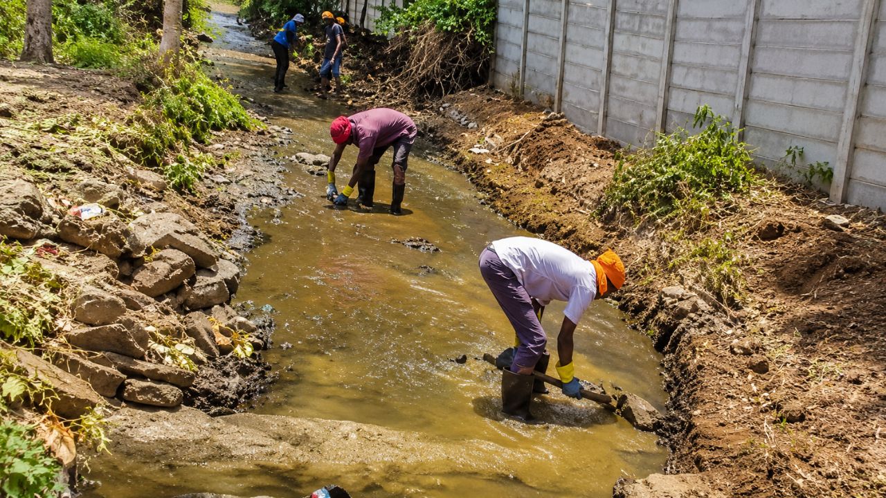मान्सूनपूर्व नालेसफाईला शहरात वेग छत्रपती संभाजीनगरातील ७५ टक्के कामे पूर्ण; उर्वरित कामांसाठी यंत्रणा युद्धपातळीवर