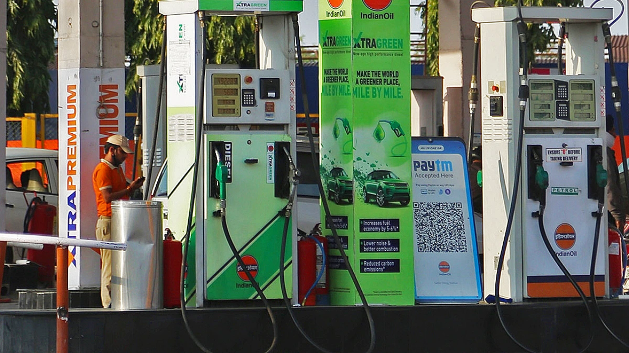 तुम्हाला पेट्रोल पंपावर पूर्ण इंधन मिळतंय का? Petrol-Diesel मधील फसवणूक रोखण्यासाठी सरकारचा मोठा निर्णय!