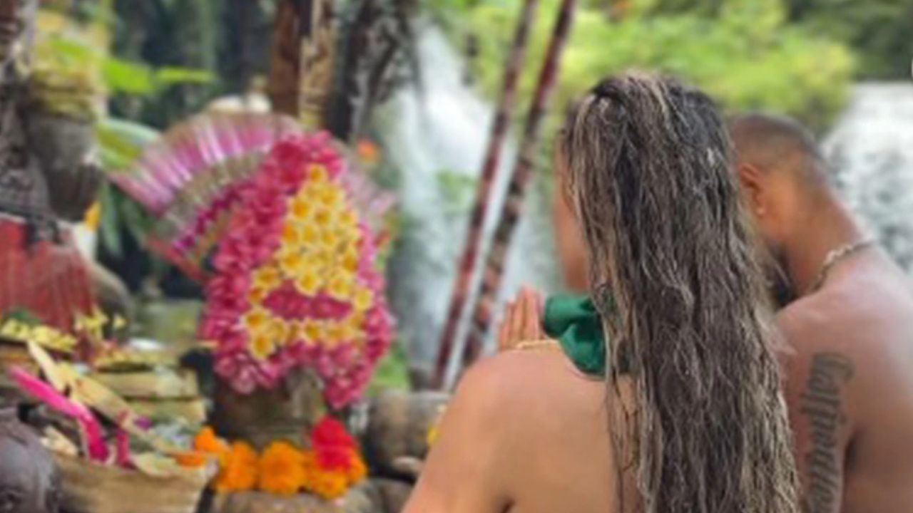 बाली व्हेकेशन दरम्यान हे कपल केवळ फिरतानाच नाही, तर आध्यात्मिक रंगात रंगलेले देखील पाहायला मिळाले. शिखर आणि सोफीने इंडोनेशियातील प्रसिद्ध आणि ऐतिहासिक अशा ‘रतु नियांग सक्ति’ (Ratu Niang Sakti Temple) मंदिराला भेट दिली. येथे दोघांनी पारंपरिक पोषाख परिधान करून विधीवत पूजा-अर्चा केली. त्यांच्या या धार्मिक यात्रेचे फोटो सध्या इंटरनेटवर चर्चेचा विषय बनले आहेत.