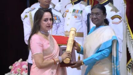 Padma Awards 2026: धर्मेंद्र यांना मरणोत्तर पद्मविभूषण; राष्ट्रपती भवनात सन्मान स्वीकारताना हेमा मालिनींच्या डोळ्यांत अश्रू