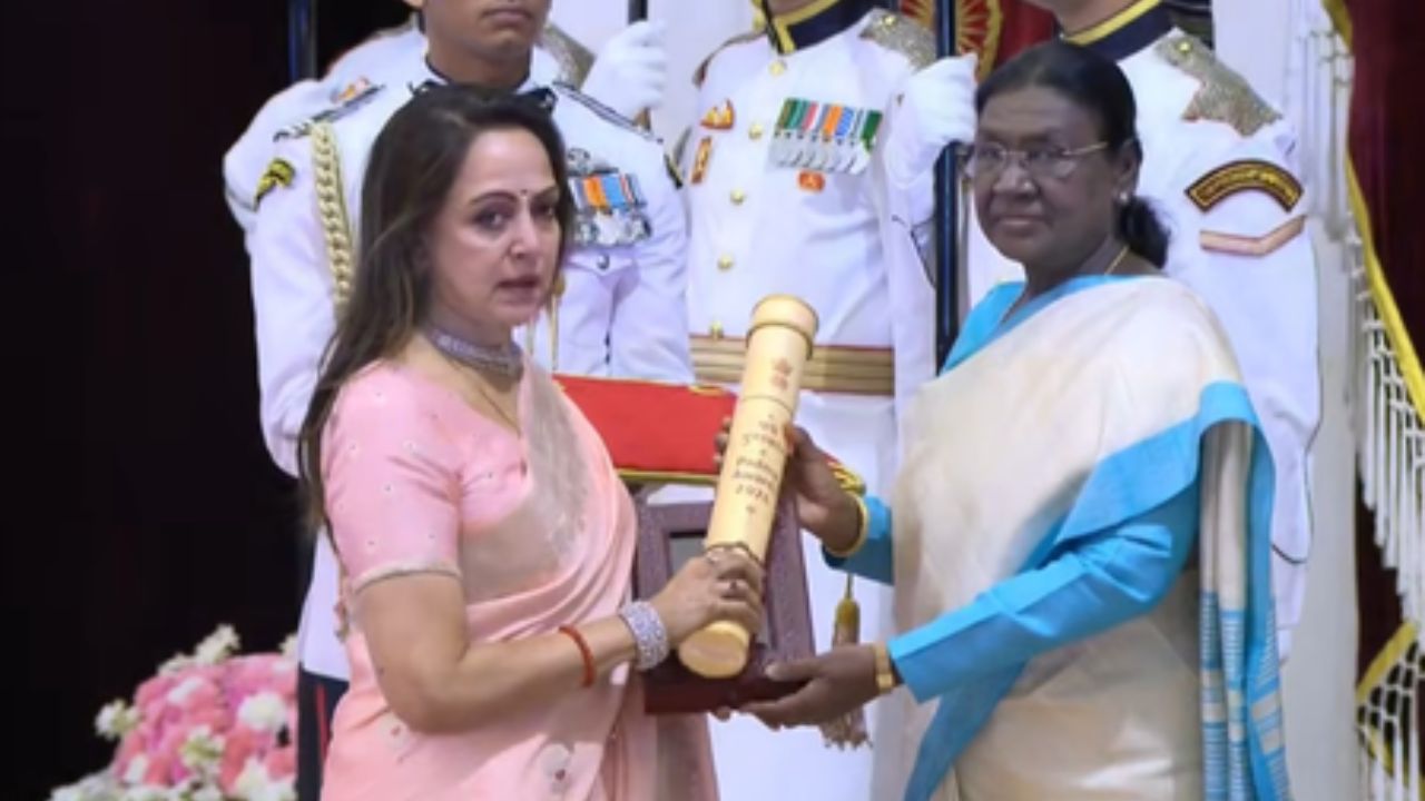 Padma Awards 2026: धर्मेंद्र यांना मरणोत्तर पद्मविभूषण; राष्ट्रपती भवनात सन्मान स्वीकारताना हेमा मालिनींच्या डोळ्यांत अश्रू