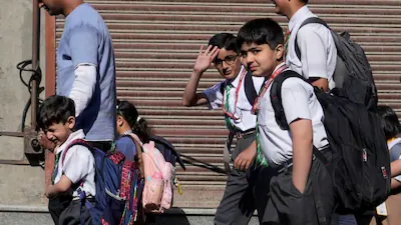 शाळांना ५ दिवसांचा आठवडा लागू करा; महाराष्ट्र राज्य आदर्श शिक्षक समितीचे राज्य शासनाला निवेदनाद्वारे घातले साकडे