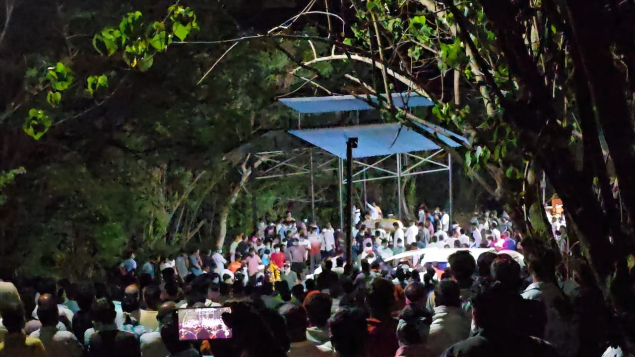आंबेनळी दुर्घटनेतील आठ तरुणांना अश्रुपूर्ण निरोप, आसगाव, मर्ढे आणि खटाव गावांमध्ये शोककळा; मध्यरात्री अंत्यसंस्कारावेळी हंबरडा
