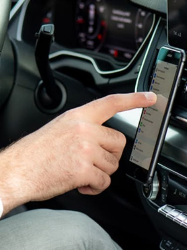 Car Dashboard वर Mobile ठेवता? होऊ शकतं मोठं नुकसान!